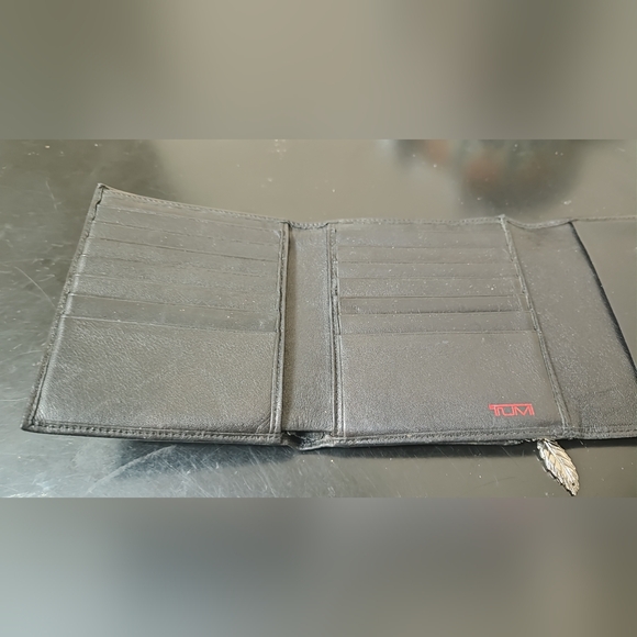 Tumi leather tri-fold wallet - Picture 3 of 8